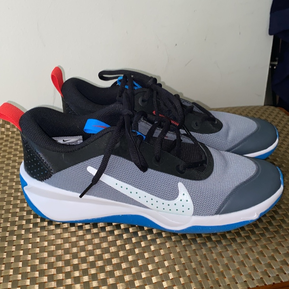 NIKE OMNI-MULTI-COURT in cool grey/photo blue-black SIZE 6.5Y - Picture 2 of 6